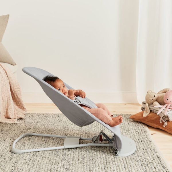 BabyBjorn - Balansoar Bliss Light Grey din tesatura matlasata cu aspect delicat de petala - imagine 2